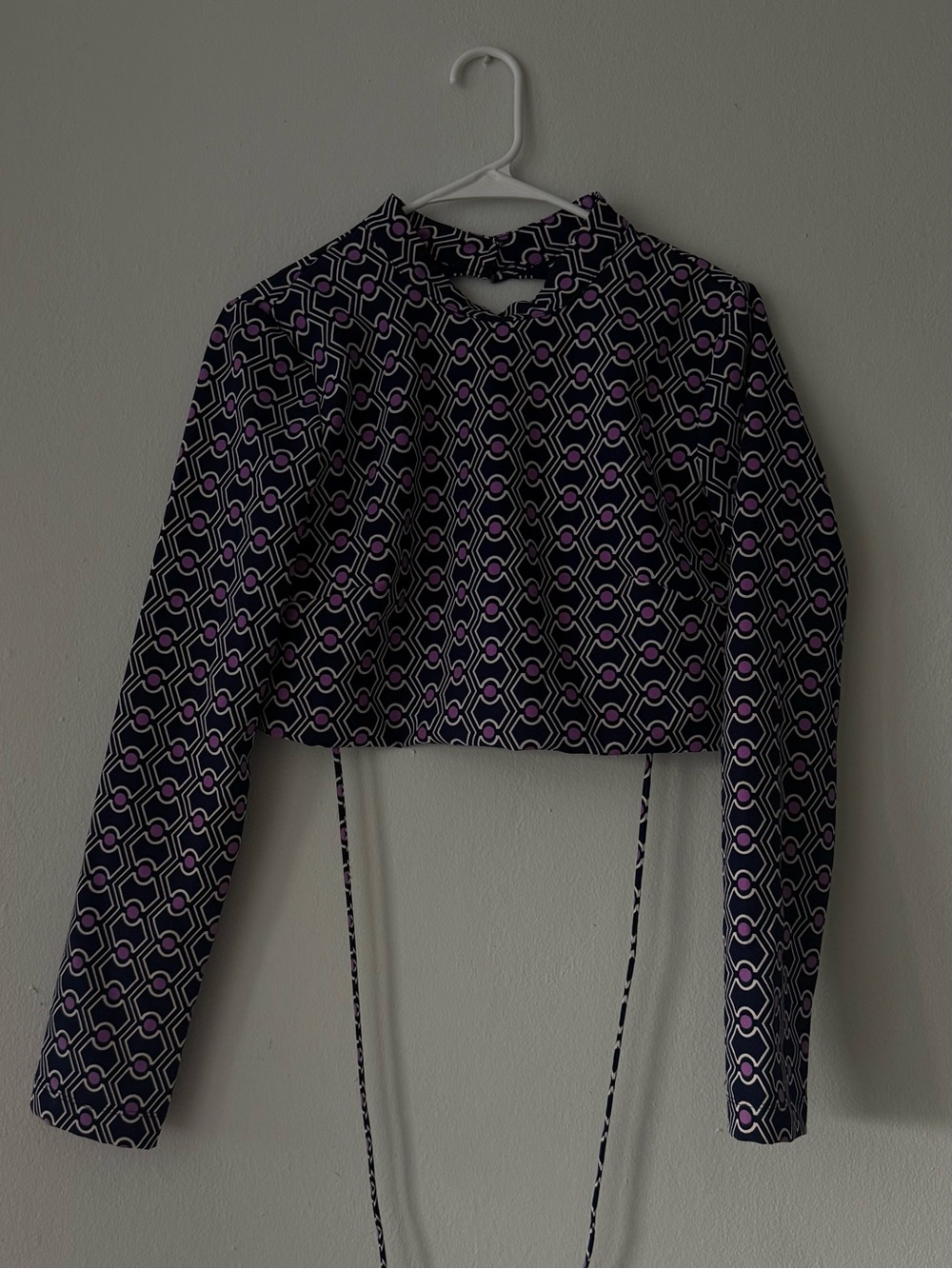 Geometric Print Backless Long-Sleeve Cropped Top